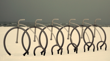 Стоянка для велосипедов на городском пляже.