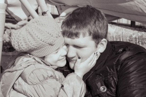 Счастливые моменты брата и сестры подобны музыке