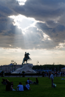 Давно здесь город заложё'н