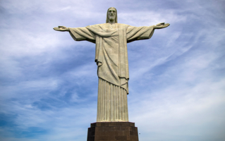 Статуя Иисуса Христа и два глаза в облаках.