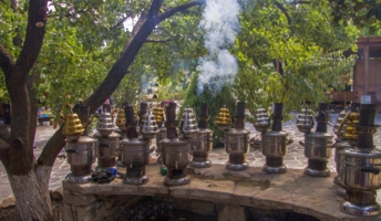 Пьют чай в горах, когда жара.