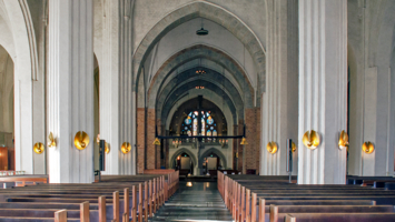 Без икон и росписей