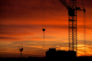 Огненный закат в большом городе