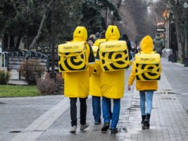 Яркий штрих в серый день