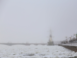 Дремлет притихший северный город...