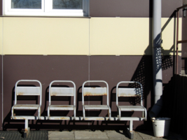 Жесткие сиденья, жесткий свет