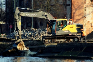 Работы по очистке городского канала.