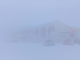 Над городом повис седой туман