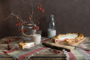 Стакан молока и ватрушка с яблоками