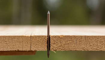 Обоюдоострый.