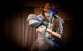 Коня на скаку остановит!