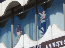 " И как ей не жарко!"