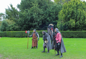 Всадник без головы с палачами... такая работа.