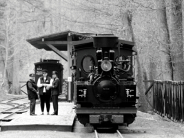 Бригада экскурсионного поезда перед рейсом.