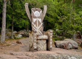 Легко восхищаться, но сидеть жестковато...