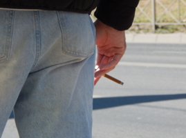 Тихушничает