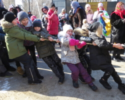 Перетягивание каната смешное занятие