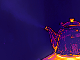 Чайник на плите.