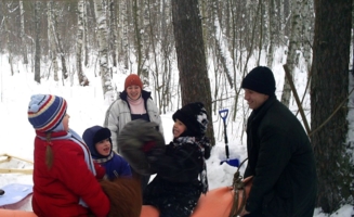 Новый год в лесу. Бой подушками.