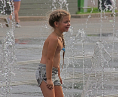 Девочка в фонтане