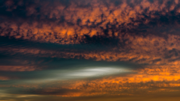 с облаками на рассвете...