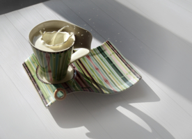 Падение сушек в молоко и мимо