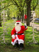 Белая отделка на красном халате Санта Клауса.