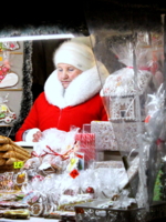 Белый воротник на красном пальто.