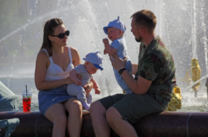 Семья у фонтана