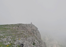 На грани (на краю).