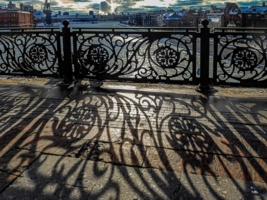 В упорной схватке свет и тень ...