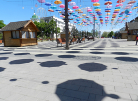 И асфальт разукрасился...