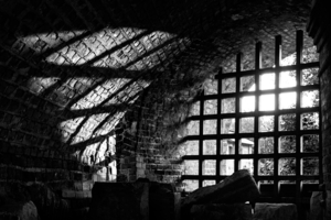 Свет в темнице