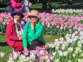 В цветнике...