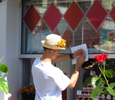 Мужчина с цветком