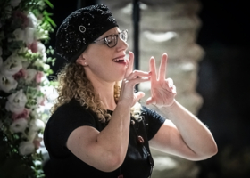 Сурдопереводчик