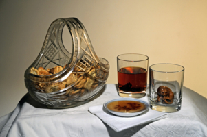 Чай с вареньем и печеньем, а кот - для компании.