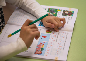 Переживает