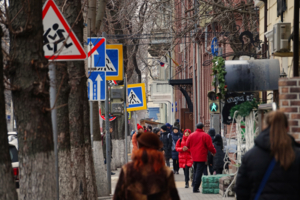 Буквально все заполонили