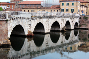 Кольцевая иллюзия арок древнего моста