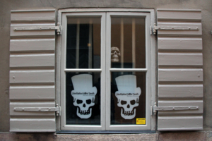 Из клетки на прогулку с призраками