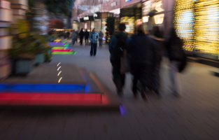 Не спеши в суете городской раствориться