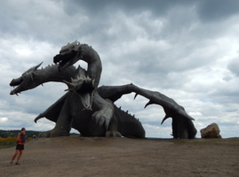 Камень. которому не повезло с соседом