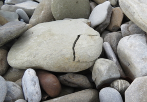 Камень с трещиной