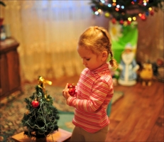 Внучка наряжает ёлку
