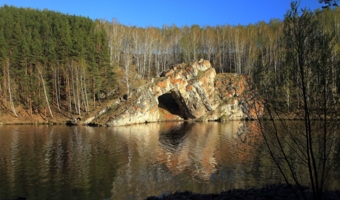 Дырявая скала на р.Исеть