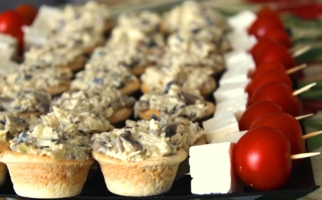 Рыбный салат в корзинках.