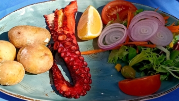 Овощной салат с осьминогом и картошкой.