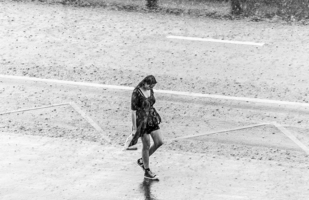 Попасть под дождь — хорошая примета