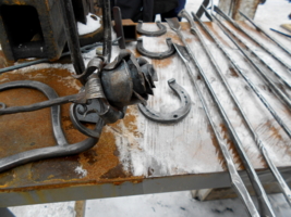 Витрина кузнеца с подковами на счастье